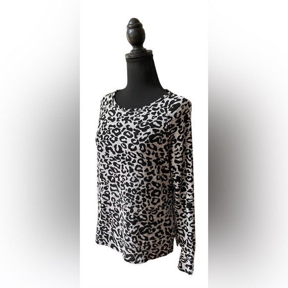 Emily Daniel’s: Gray and Black Leopard Print Lightweight Sweater - Picture 3 of 17